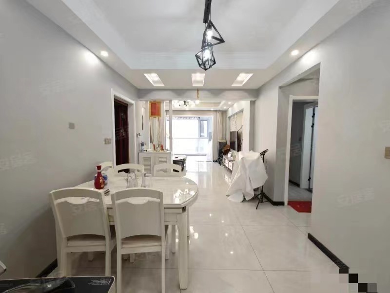 仙桃江滩公园旁，电梯小高层，9.9成新，精装三室两厅两卫，南北通透