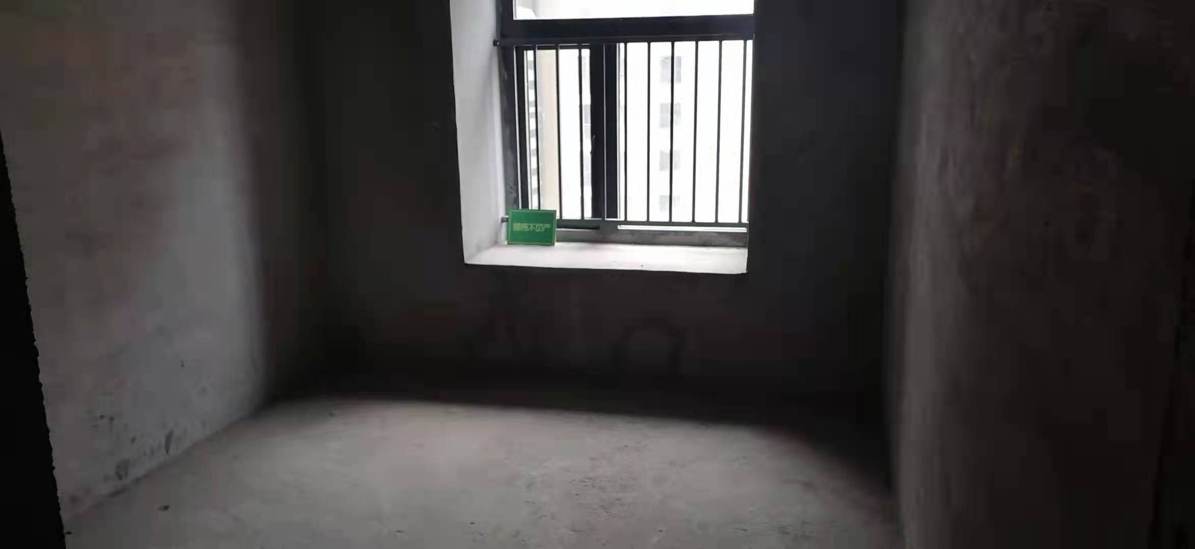 蓝天新城毛坯三房两卫中高楼层诚心出售看房方便