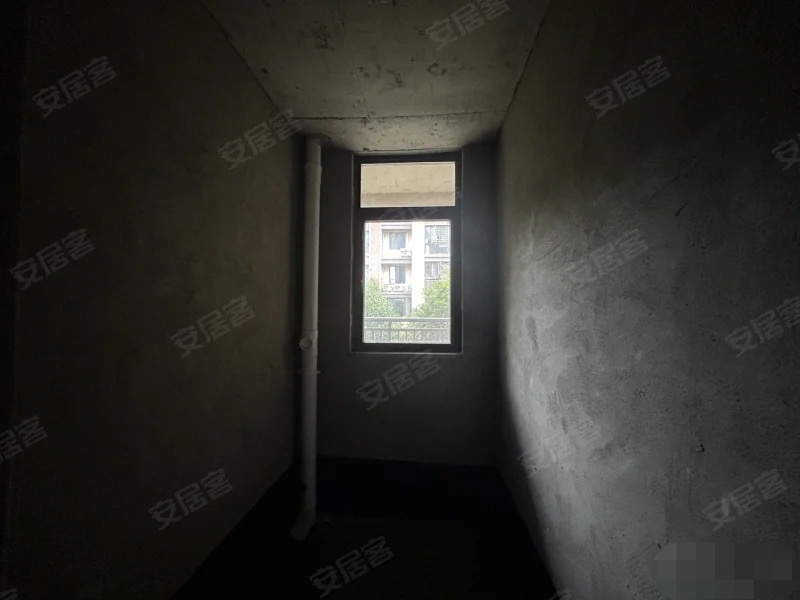 152，房东亏本诚心急售，绿地香格里拉，花园复式单价3800，快来捡漏174平，户型方正