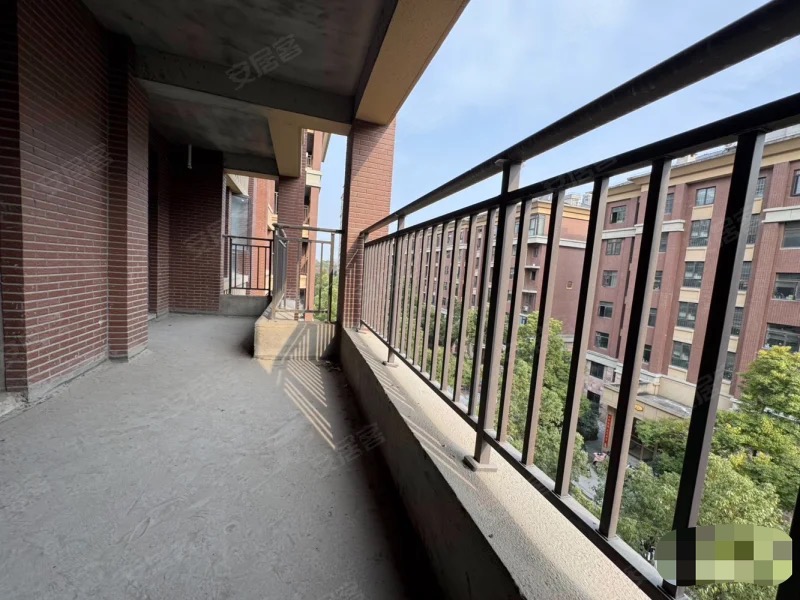 城南，新城一号五期，电梯洋房。中间楼层，四房二卫，全天采光，电梯入户，南北通透