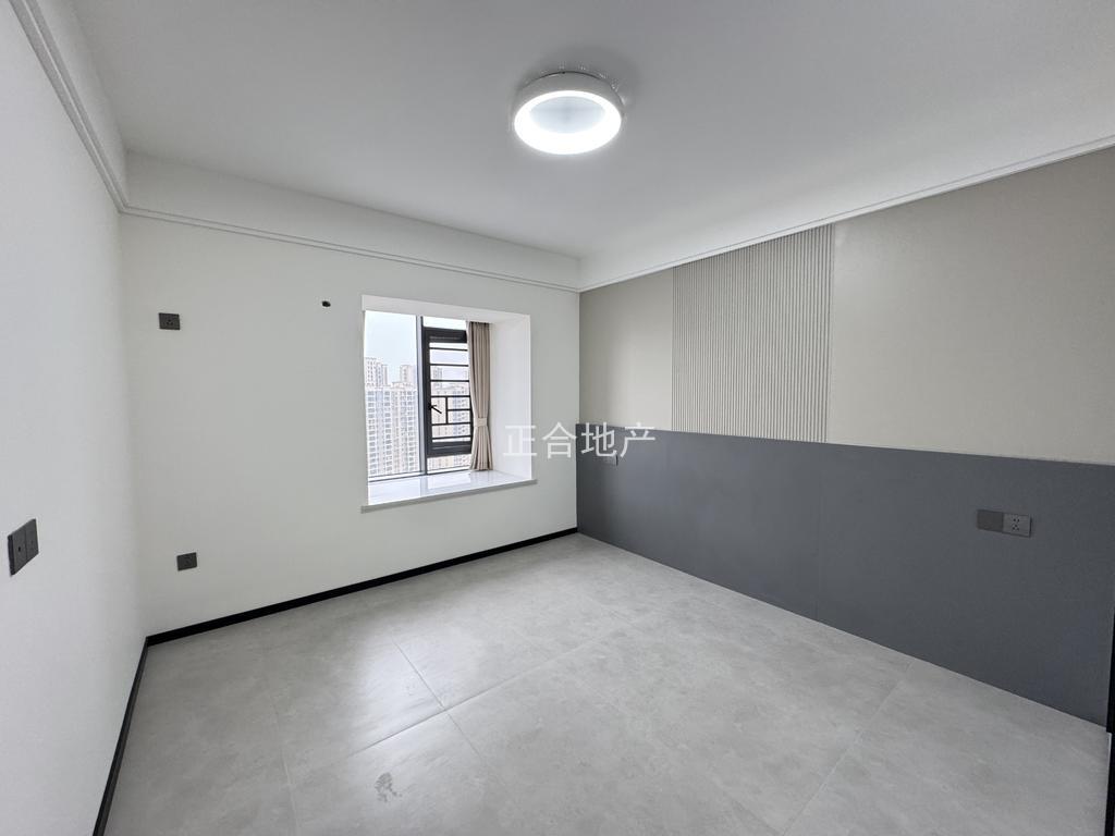 降价了，业主诚心出售，城南，森林国际湖景房，电梯好楼层，精装三房，证满二，新二中二小，