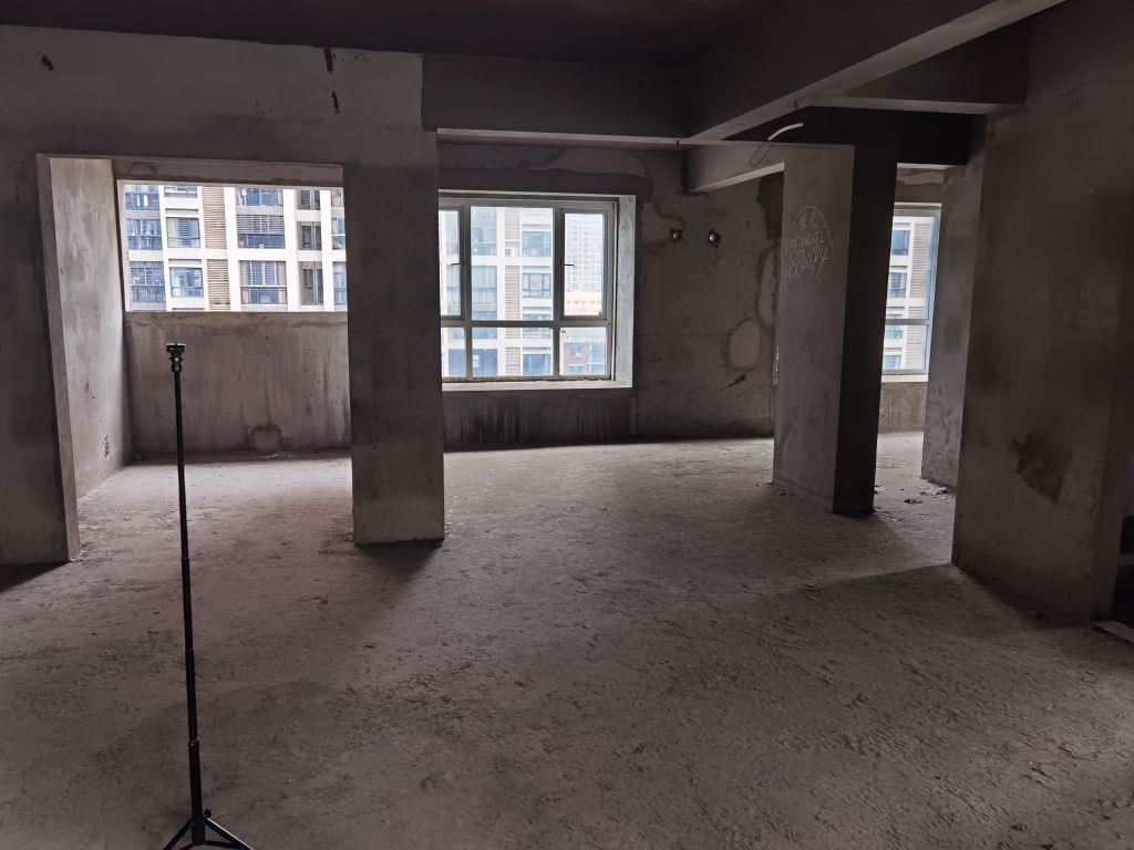 急售和合国际毛坯三房两卫，证满二首付25万，户型方正采光好，南北通透