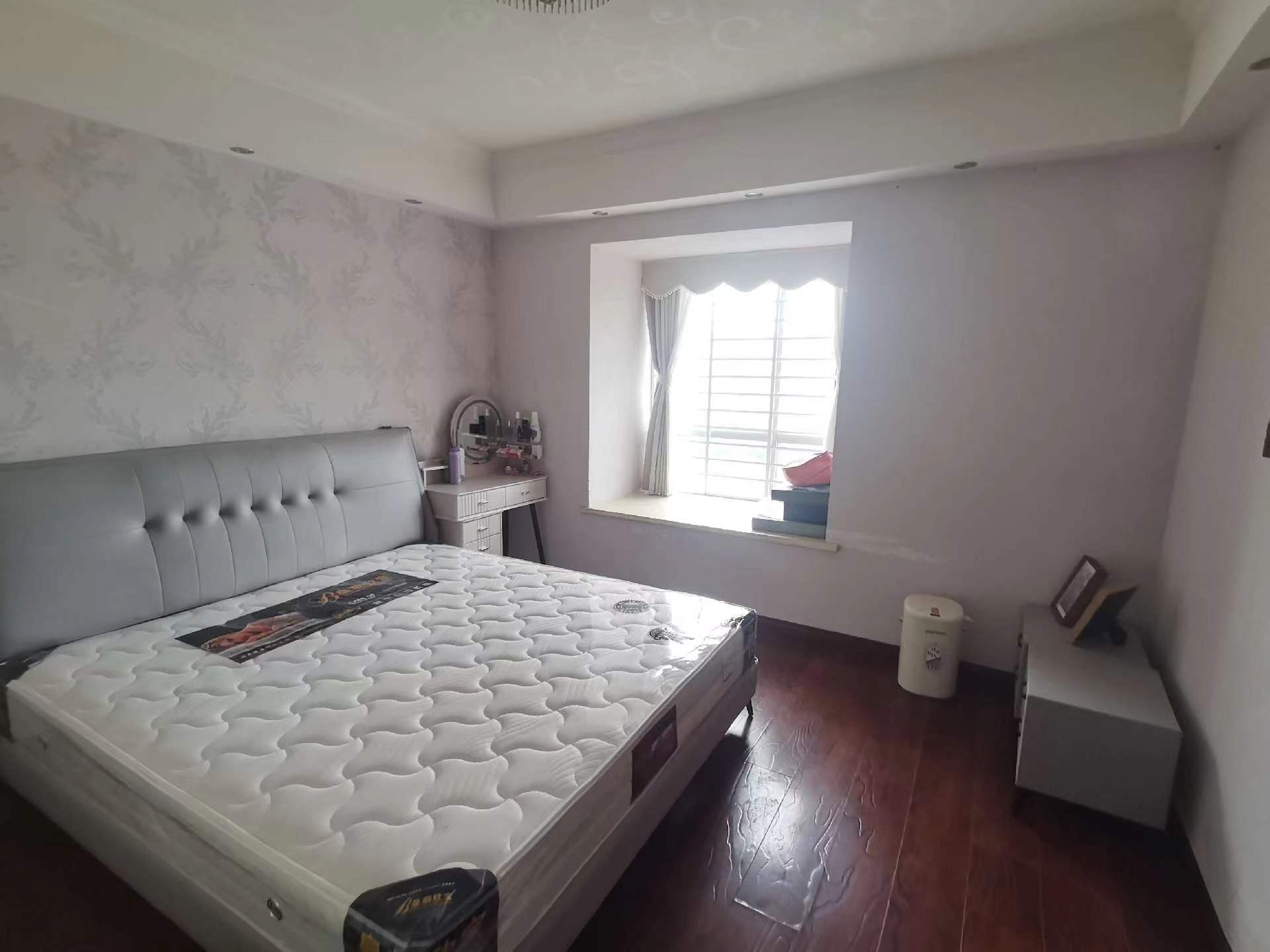 东城国际.精装三房.证件满二.看房方便