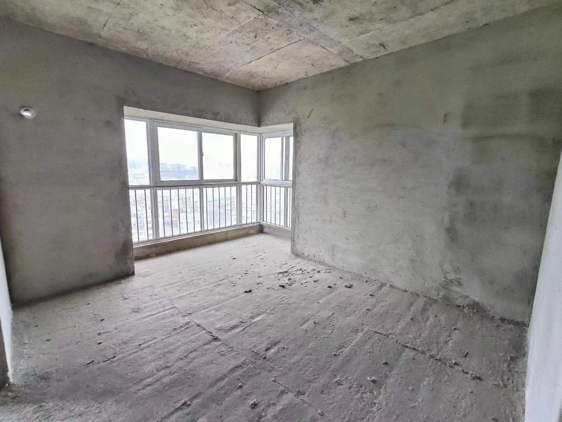 圣淘沙.毛坯大三房.小区出行方便.证件满二.看房方便