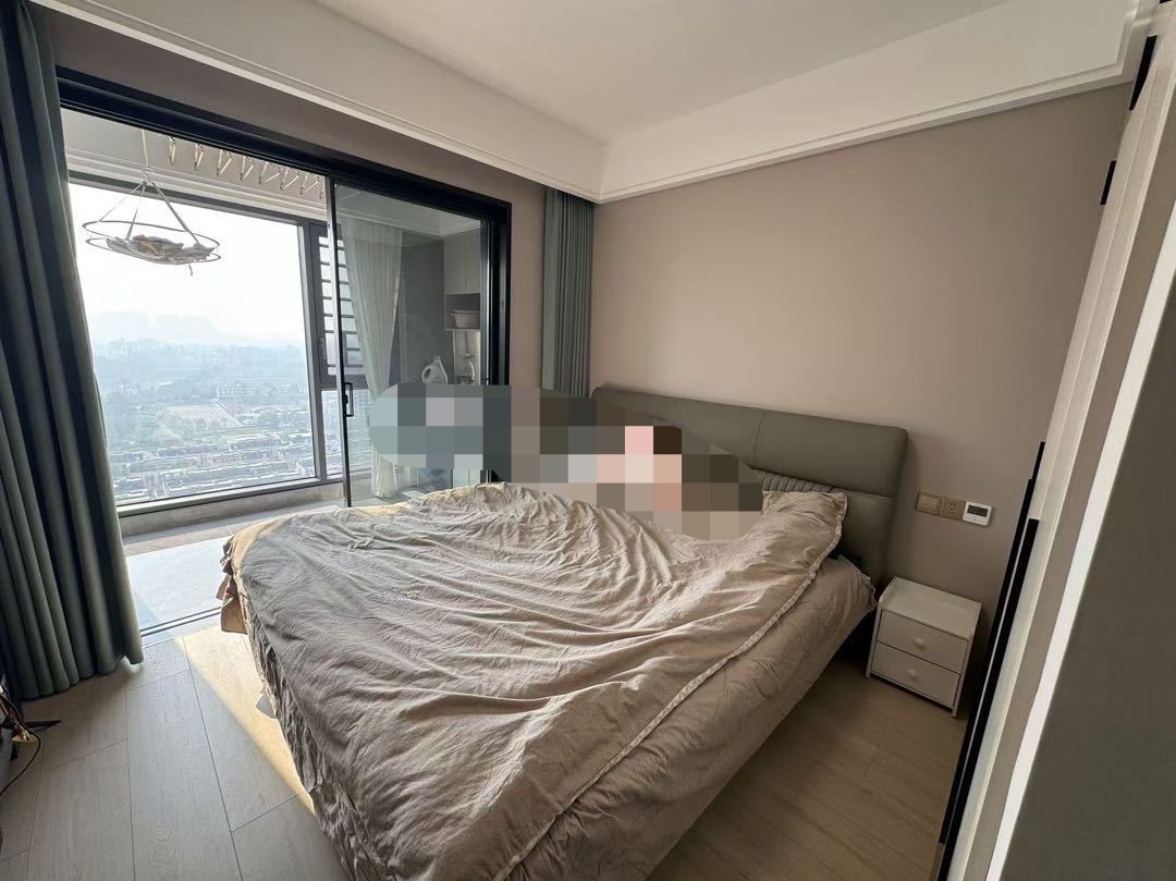 城西居住楼盘，精装三房两卫，大阳台装修9.9陈新，拎包入住证件满两年，