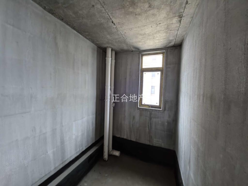 降价了，城南御湖世家，电梯好楼层，证满二，单价4300+，带车位，看中价格能谈，诚心出售，