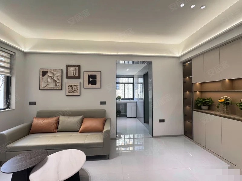 商城附近，步梯三楼，三房朝南，大阳台，精装三房，老证