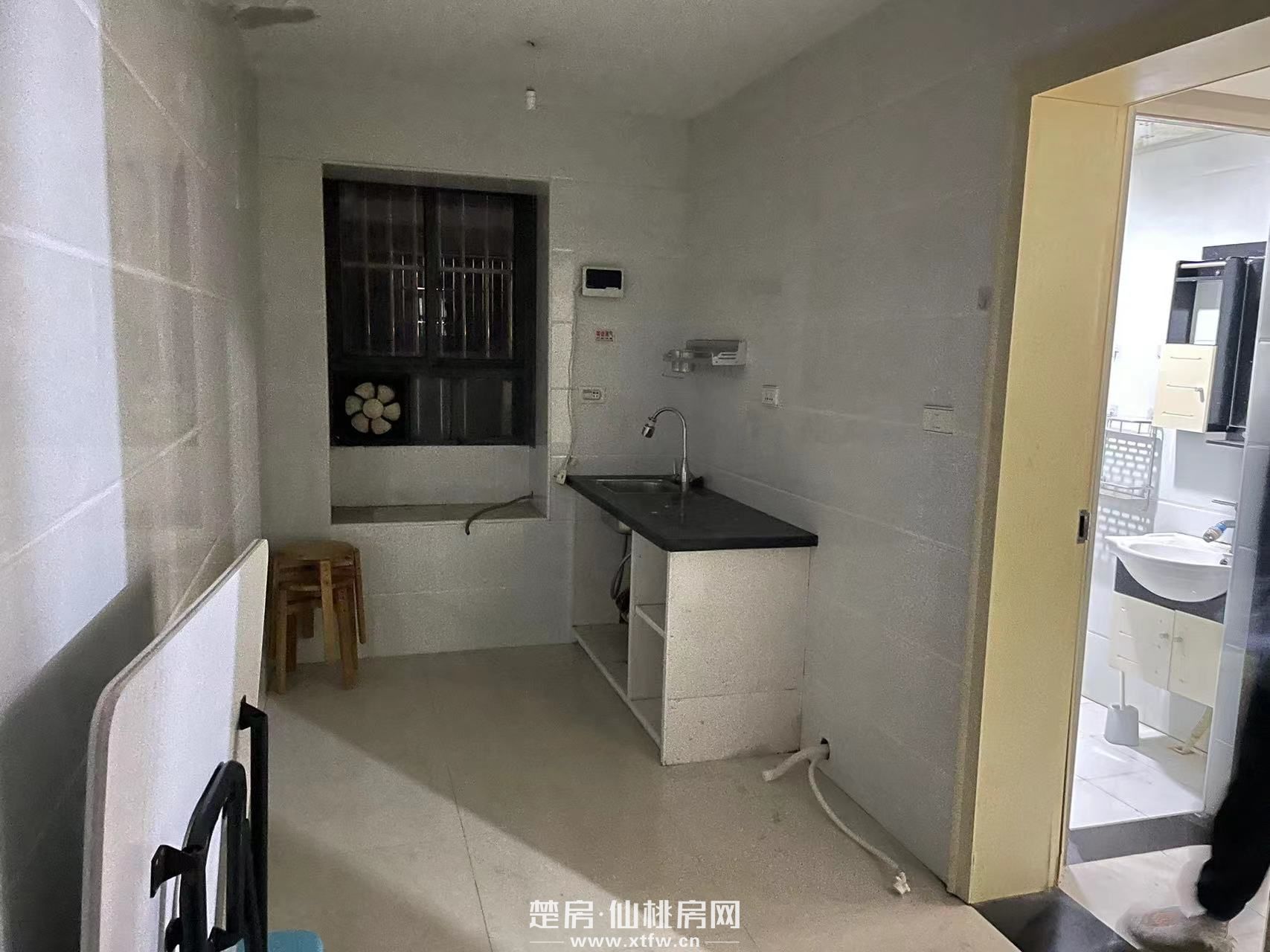 沃尔玛对面，明珠商务酒店对面巷子，2房朝北。