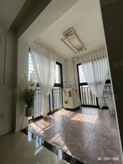 城南，元泰未来城A区，电梯20楼，精装三房两卫，成色新，拎包入住