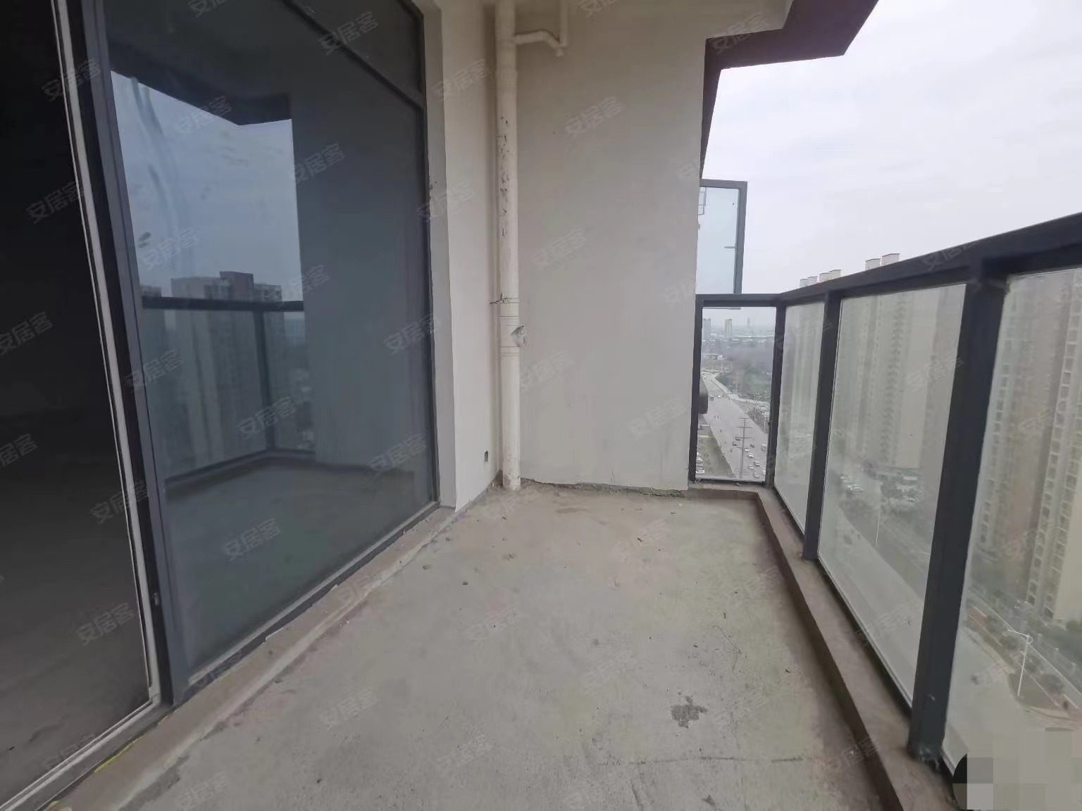 城南蓝天白云，毛坯大三房，双阳台，三房采光，送车位