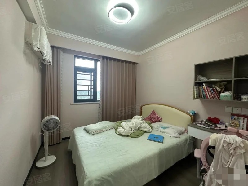 ？亏本出售，沔阳公园旁，清华园，精装3房2卫，成色新，证满二