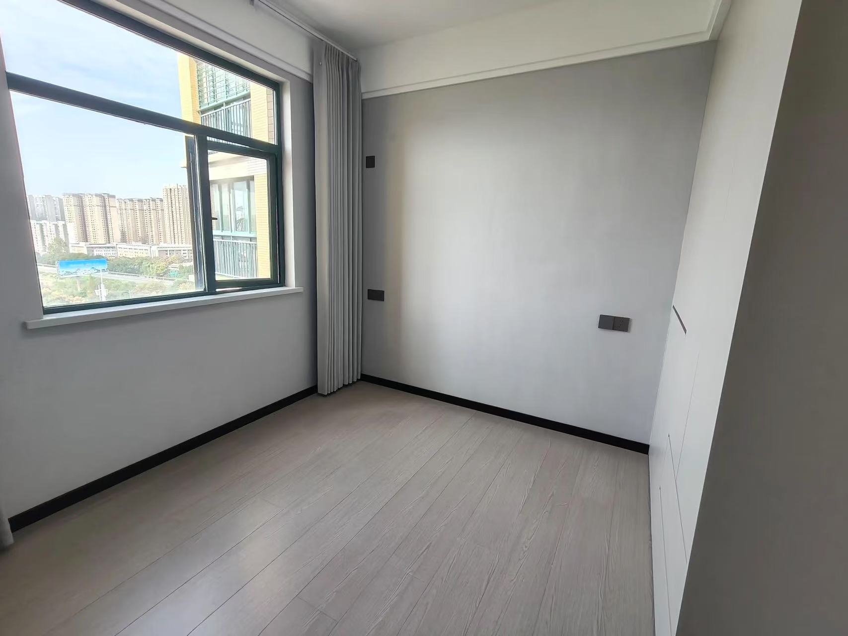 城南，新城1号五期，精装三房两卫，全新装修，好楼层，拎包入住