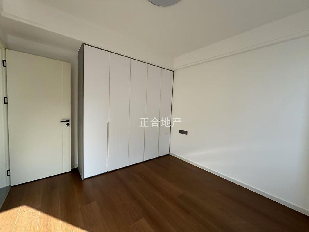 对面仙桃小穴，新三中全新装修三房，满二