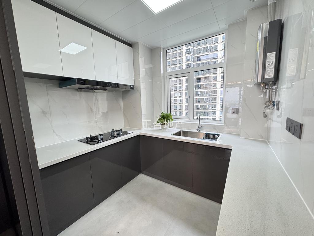 诚心出售，风和日丽，全新装修，电梯好楼层13楼，证满二，南北通透