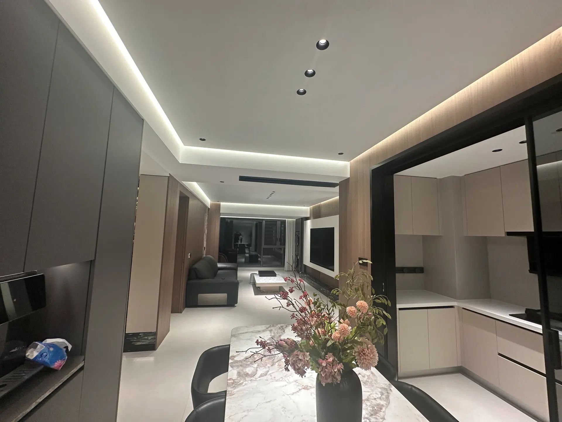 城南，蓝天花园，洋房一梯一户小高层，精装三房，16楼，全屋品牌定制