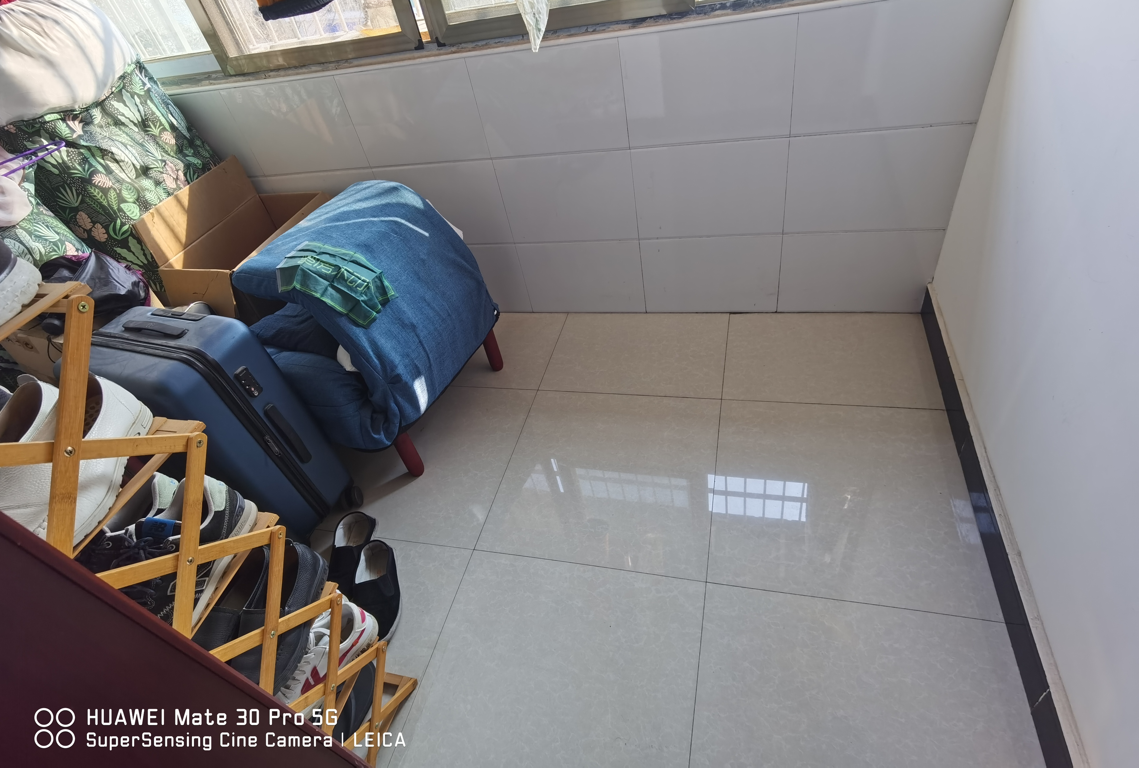 交通路菜场旁西侧小区精装三房拎包入住房子只装修了两三年外观新赶紧来电吧