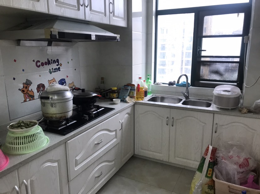 新城壹号4期四室两厅两卫两阳台 装修房子保养的好光线好上学方便