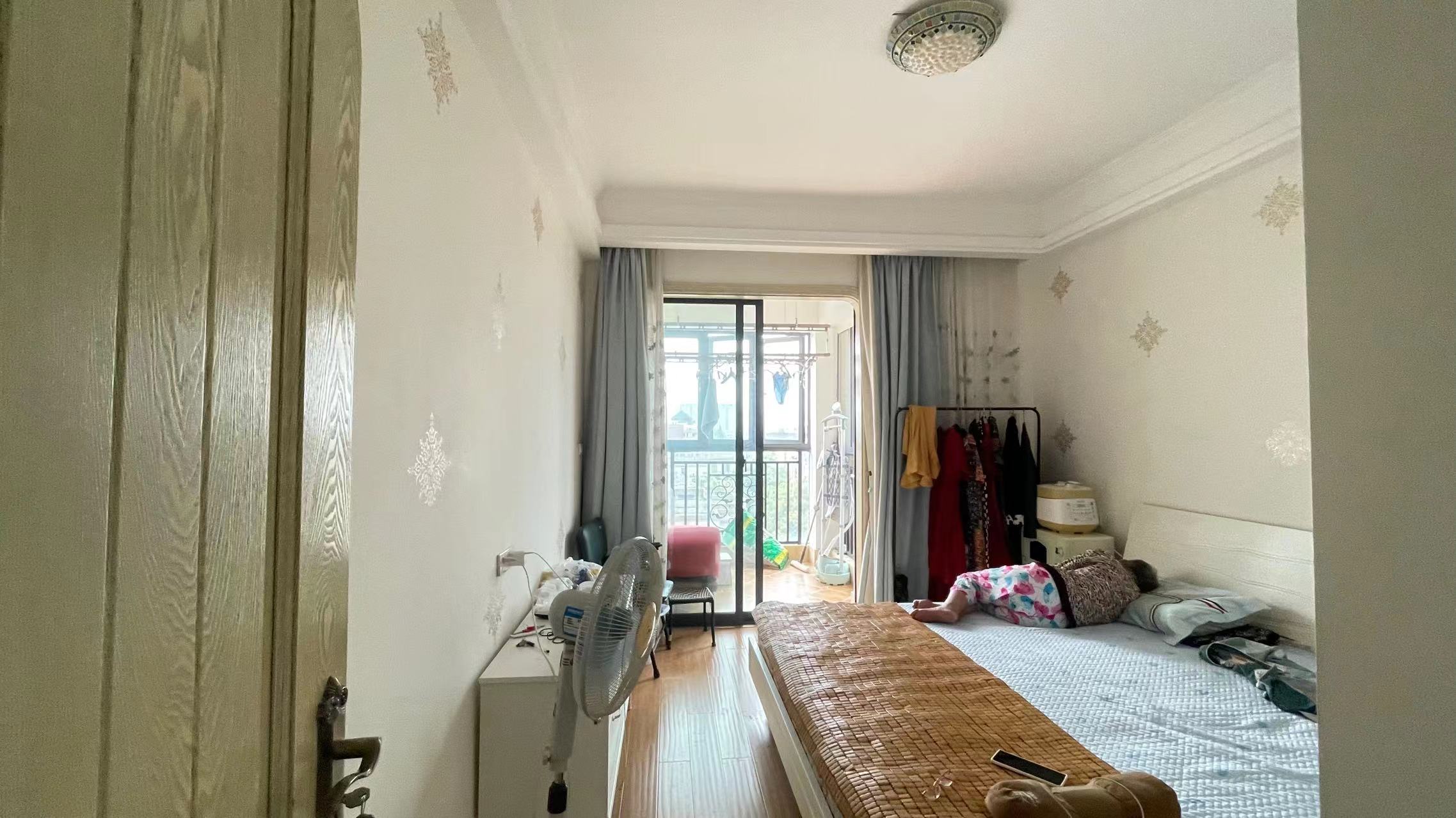 绿地华庭傲城.全屋品牌定制.三房两卫带衣帽间.证件满二.看房方便