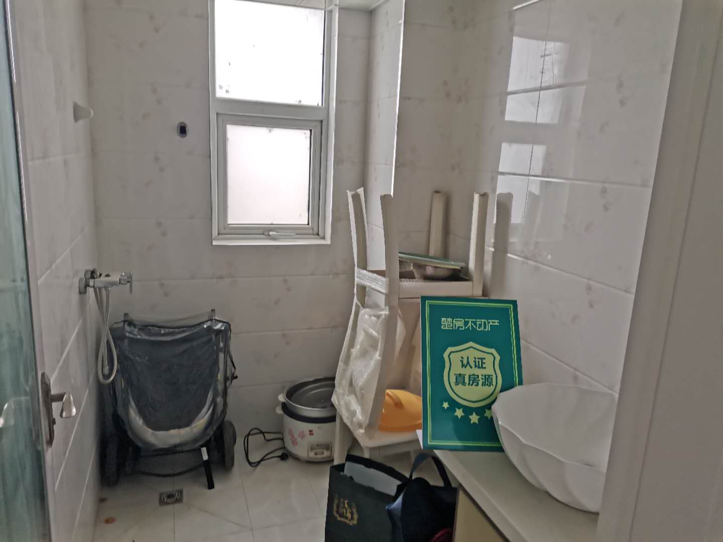 满庭春供暖精装大三房中高层户型方正，小区环境，优美采光充足