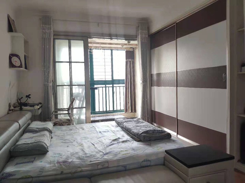 新城一号大户型，精装修，双阳台，交通便利