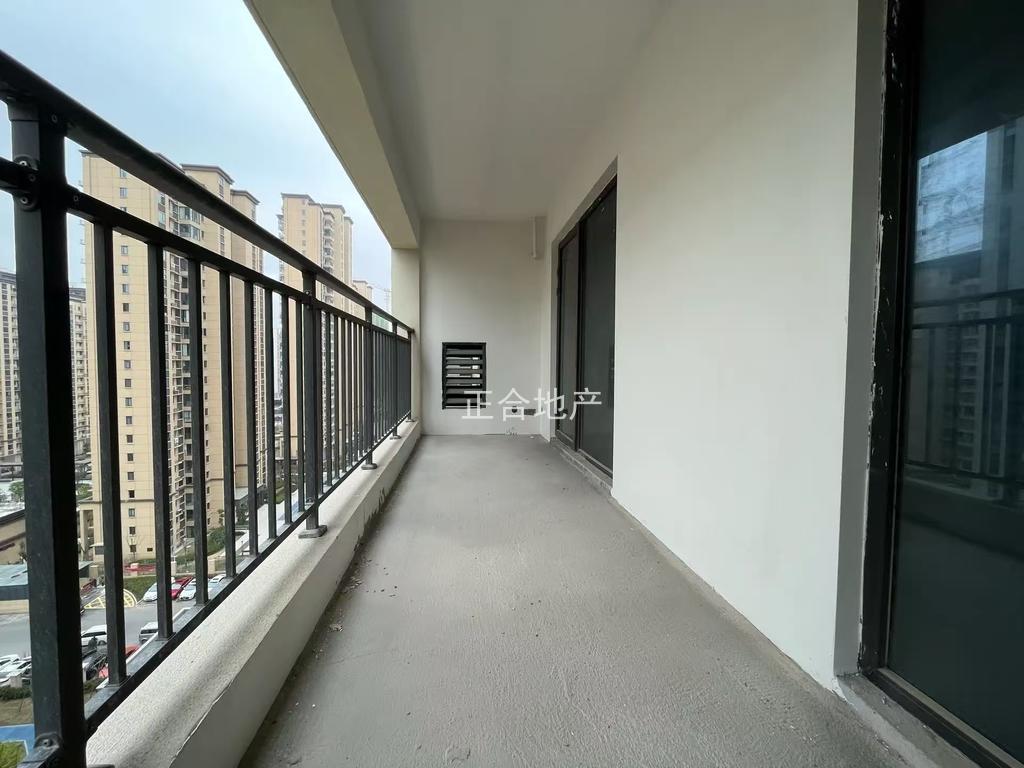 蓝天花园，125平边户，中间楼层