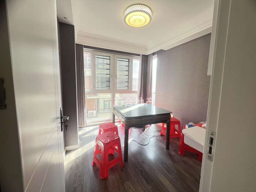 沔阳公园旁，新城壹号五期，电梯小高层。精装4房2卫，好楼层，房子在7楼，成色新，