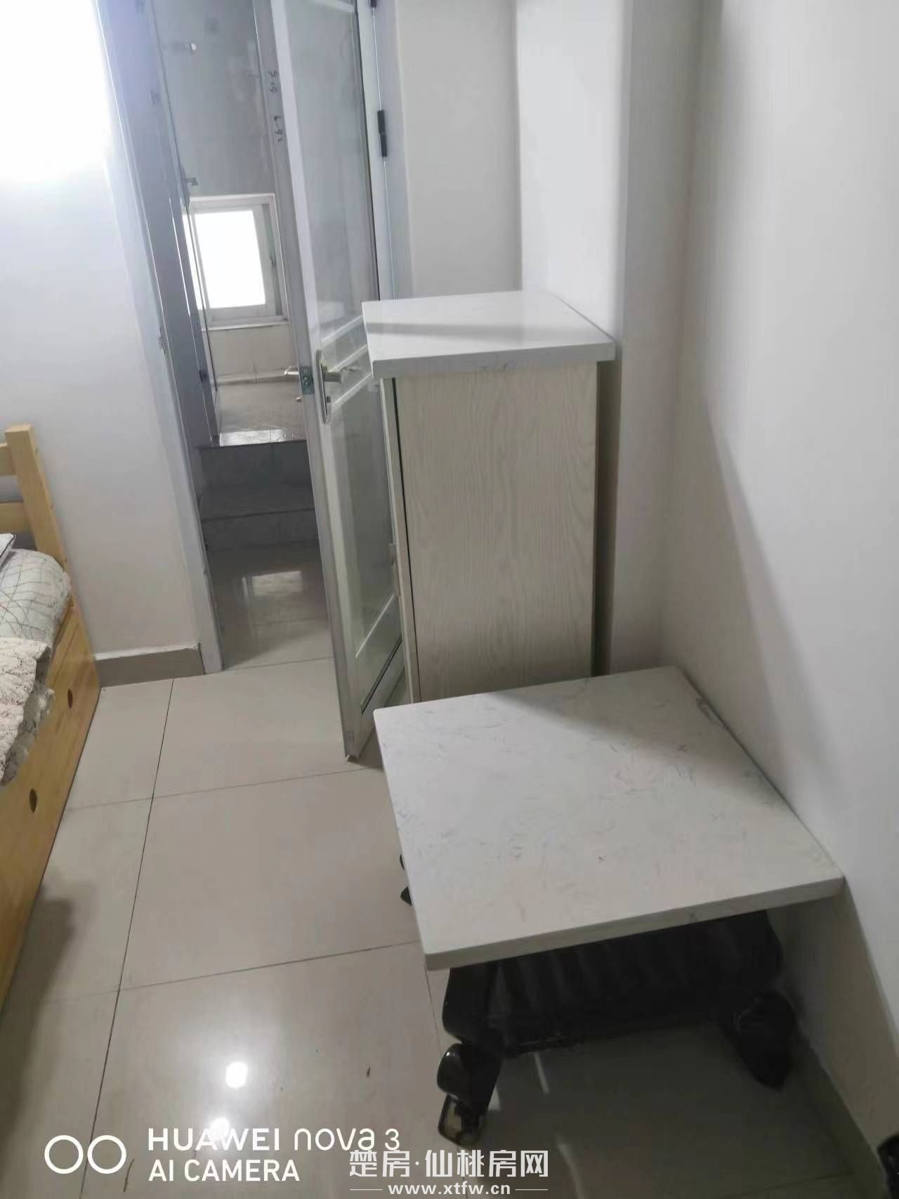 离仙桃中学和富迪三友生活广场50米，汉江学生公寓