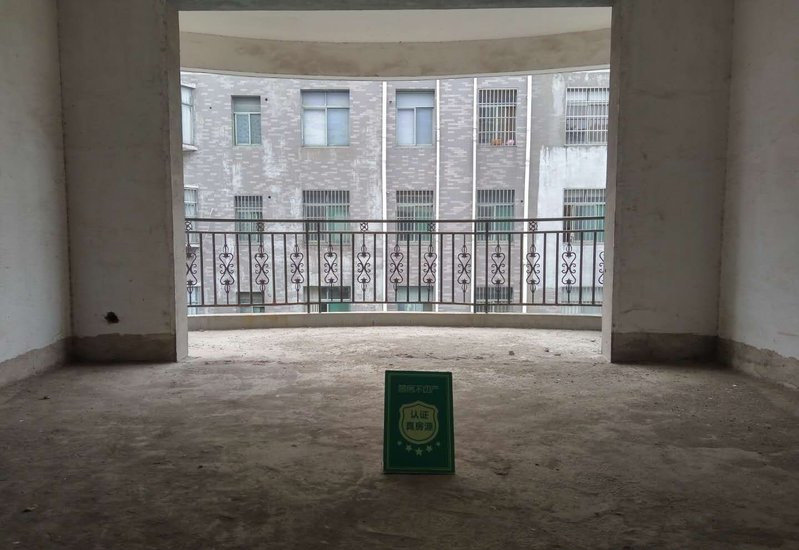 怡景花园 沃尔玛对面 毛坯大三房 房东诚意出售