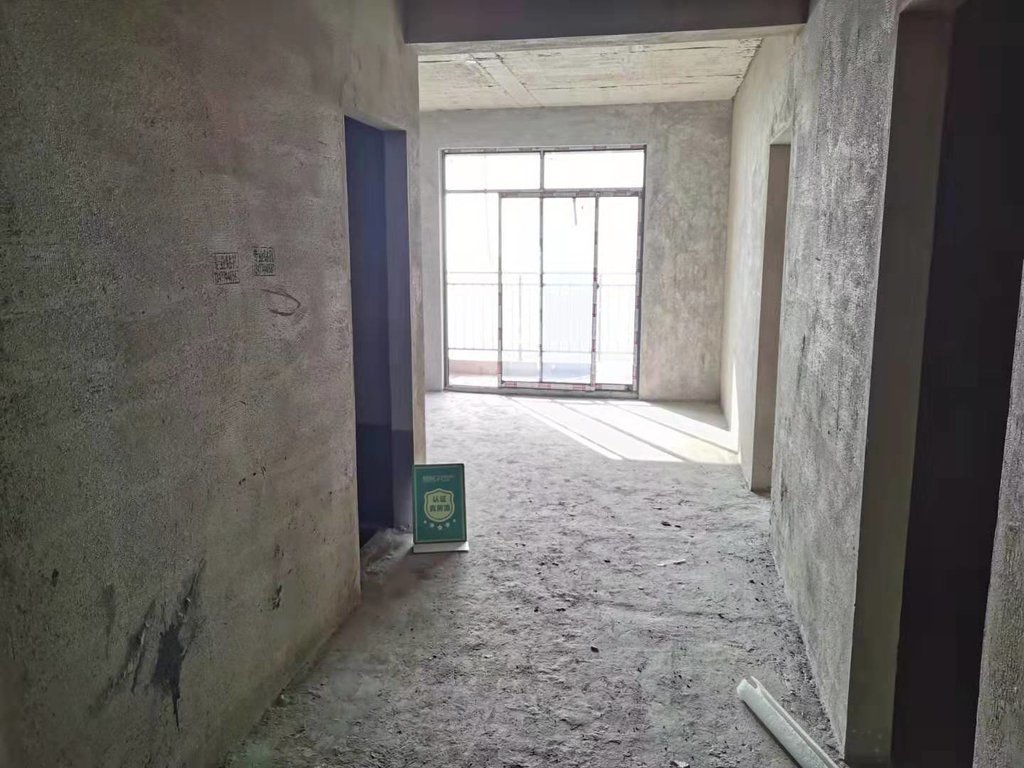 沔阳悦府 城西新妇幼旁毛坯三房户型方正，三开间朝南！周边配套一应俱全。