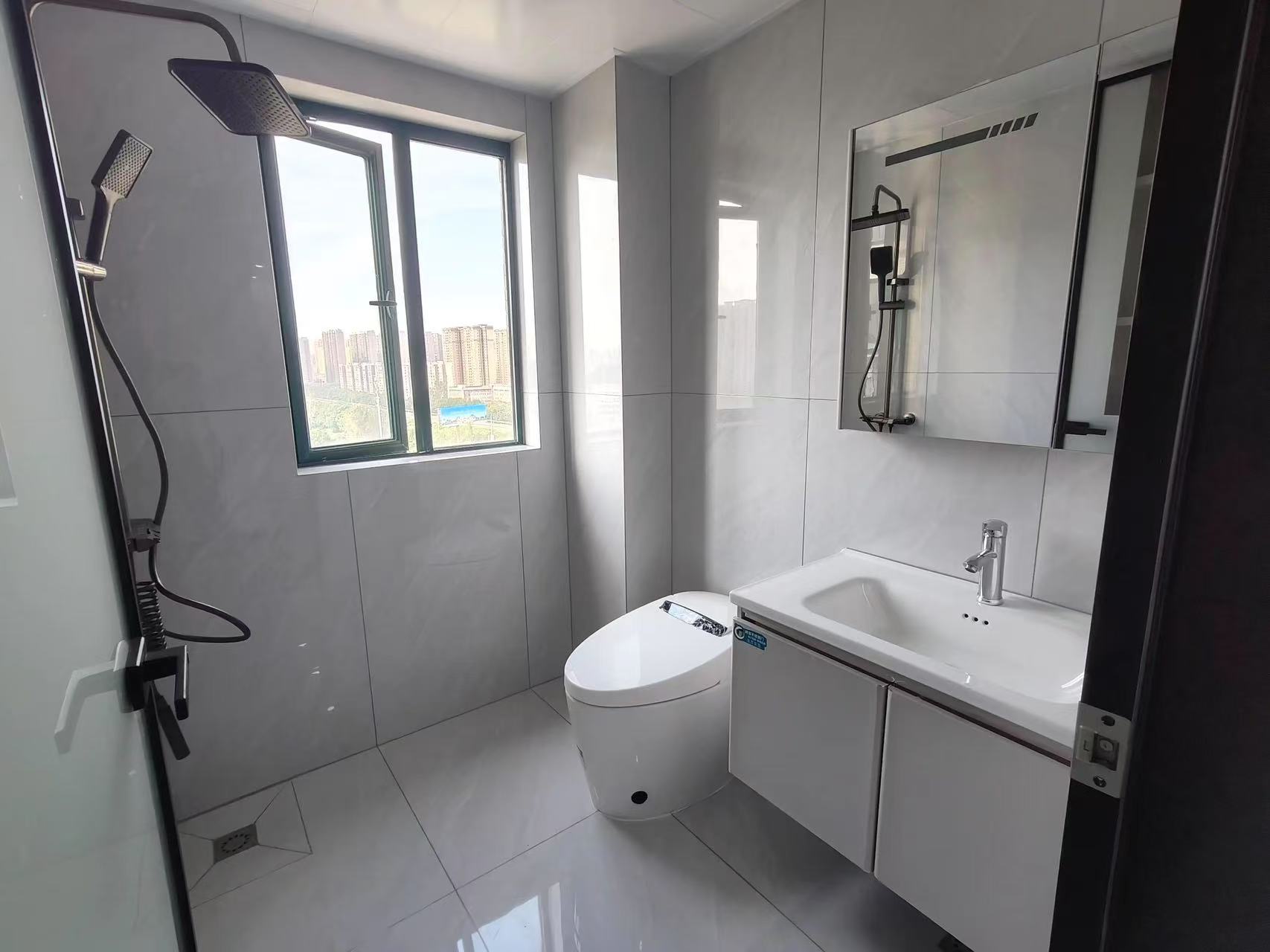 城南，新城1号五期，精装三房两卫，全新装修，好楼层，拎包入住