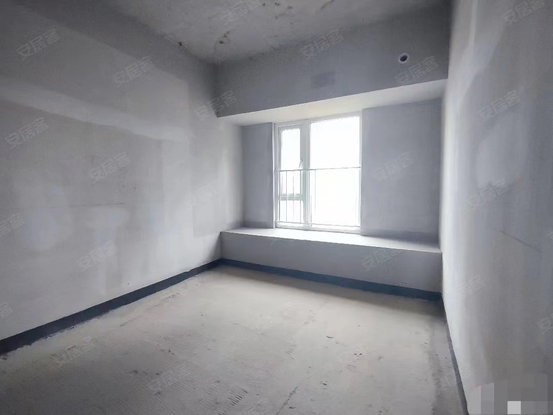 房东直接跟你减1500，碧桂园，1梯1户单价4700，小高层，南北双阳台，证满二