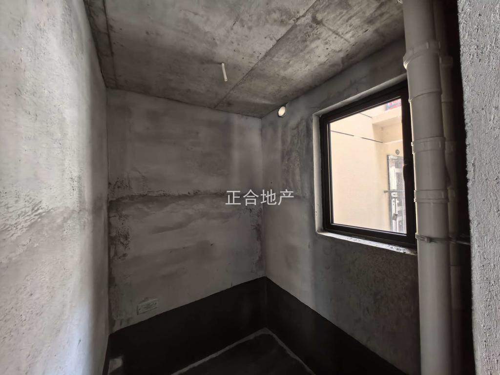 荣怀a区，现房，电梯小高层，好楼层15楼，4开间朝南，68万包满二