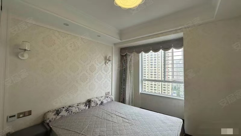 和合国际5期，单价5200，边户，精装三房，诚心出售，证满二