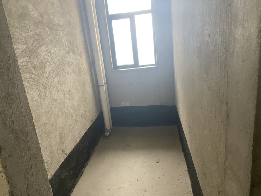 新城一号四期湖景房户型好南北通透，周边商圈成熟 楼层 附近