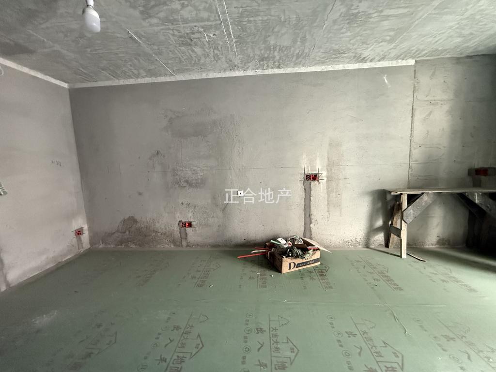 亏本急售，城南，吾悦现房，阳台封好了，水电装了，送车位，电梯好楼层