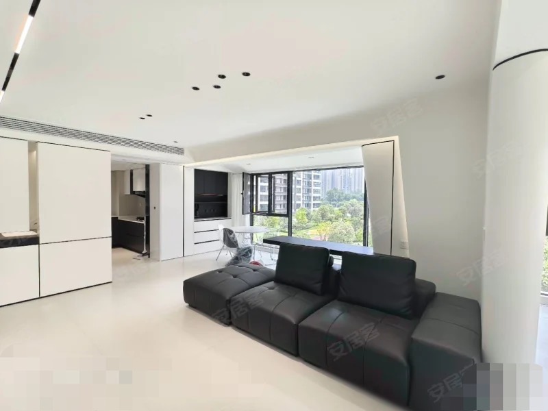 亏本出售，城南，蓝天花园。大平层，精装四房，全新装修，一梯一户，