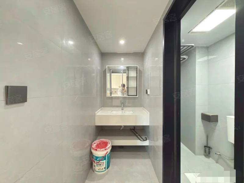 城南，大平层，蓝天白云，精装三房两厅两卫，全新装修，看湖景！带车位！