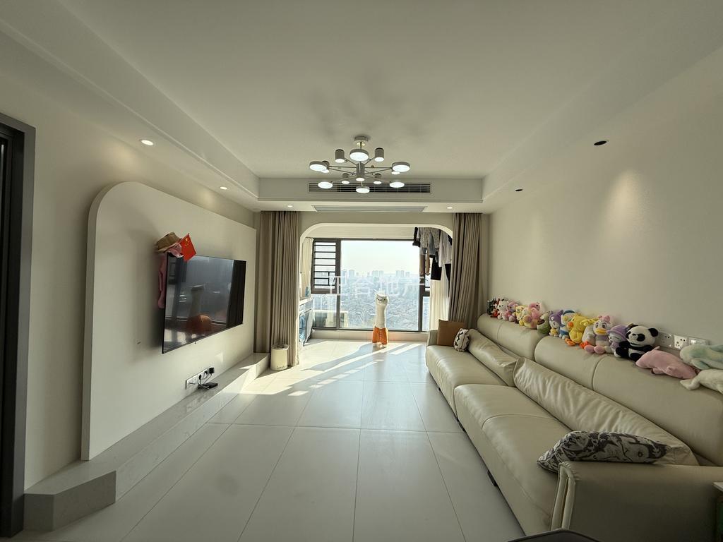 城西，业主怒亏近30万， 精装三房两卫，电梯15楼 ，9.9成新，纯边户，仙桃二小 ，证件满二