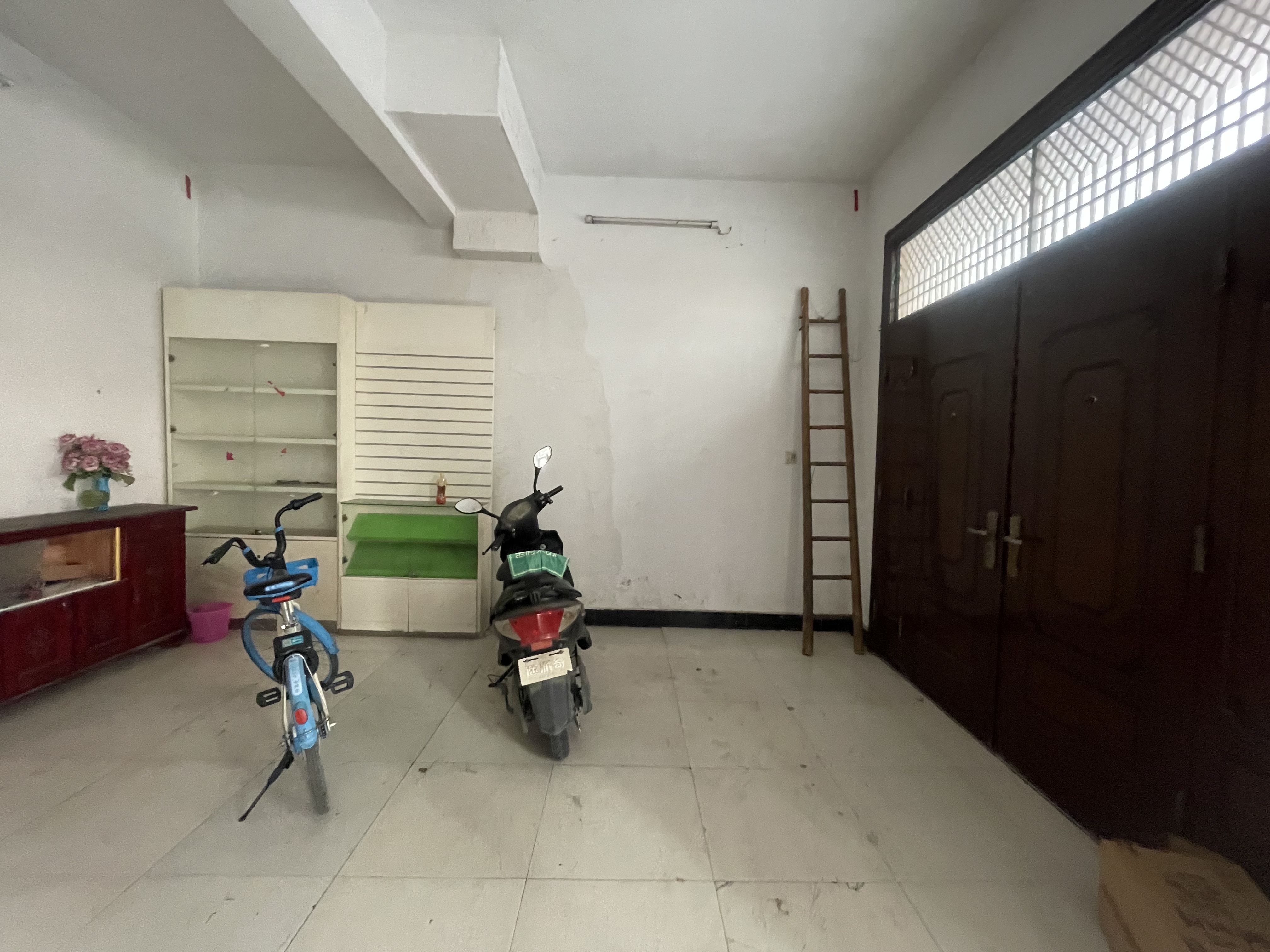 职院对面 杜湖街  私房 5层 450平 买即出租