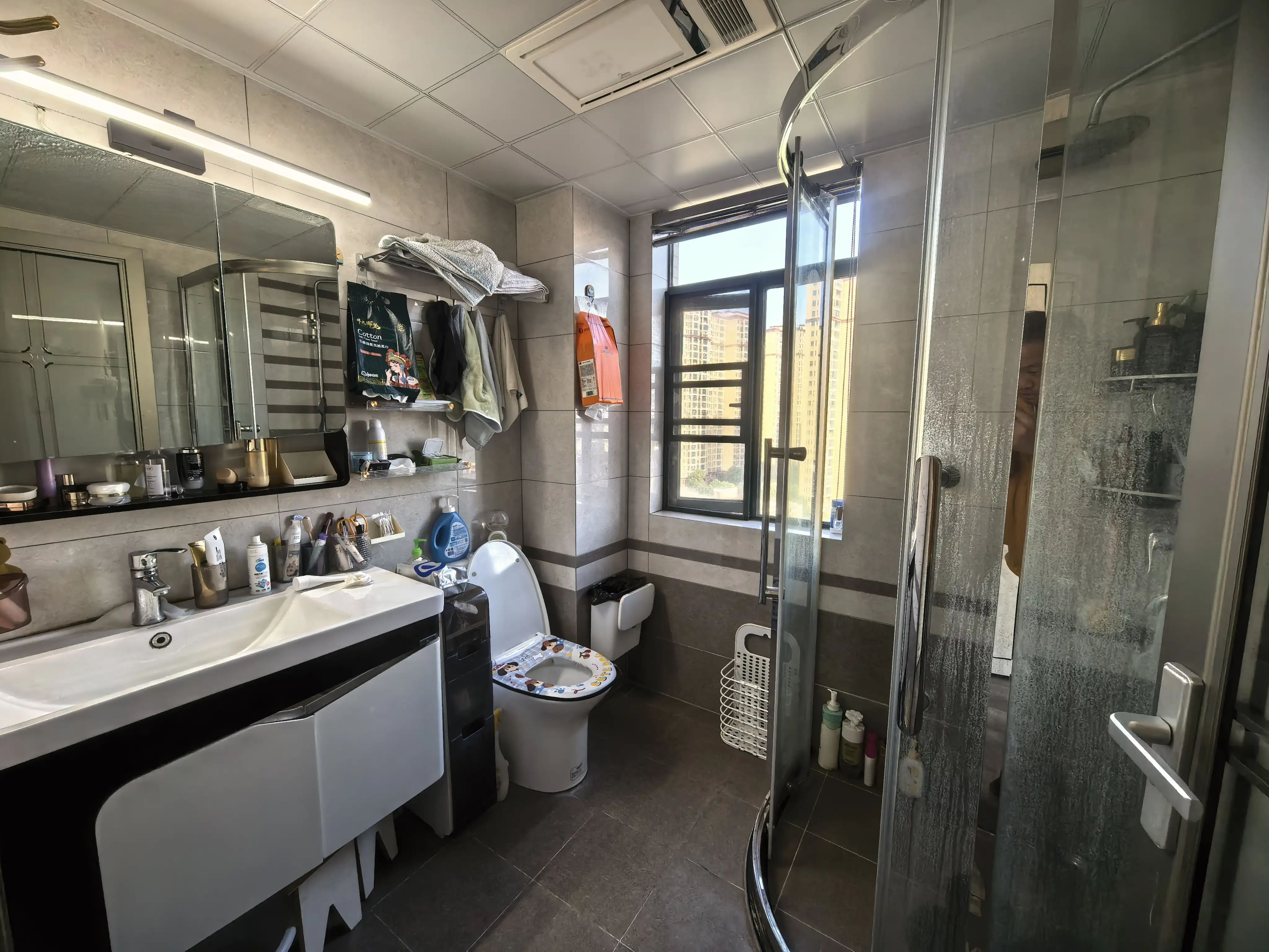 亏本出售，城南新城壹号，成色新，精装三房，拎包入住，电梯中间楼层，证满二