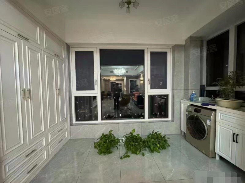 298，城南，品质小区，御台公馆，边户精装两房+阳光房，东边户，成色新，南北通透，几乎未住