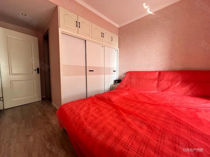 房东诚心出售，仙桃满庭春，精装3房，单价5100，户型方正，好楼层