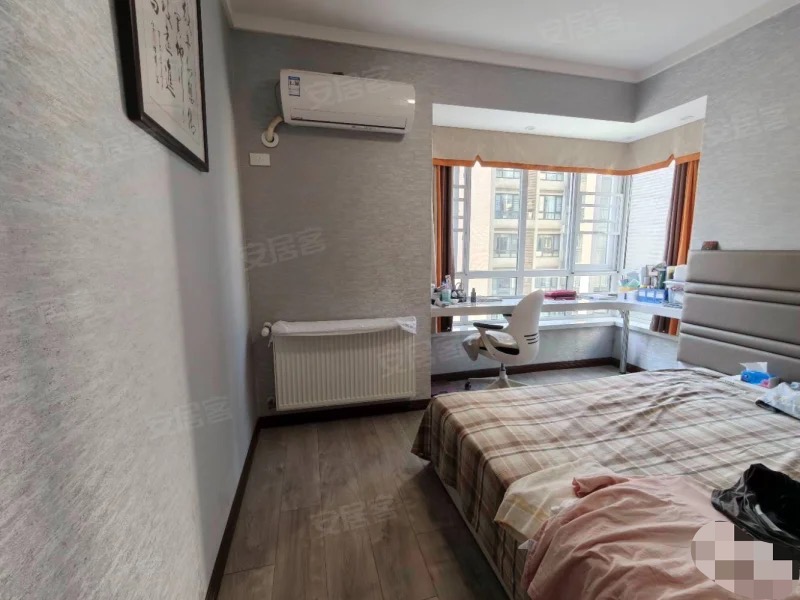 ？降价了，亏本出售，和合国际，电梯好楼层，单价5038，全屋暖气片，精装四房二卫送入户花园证满五