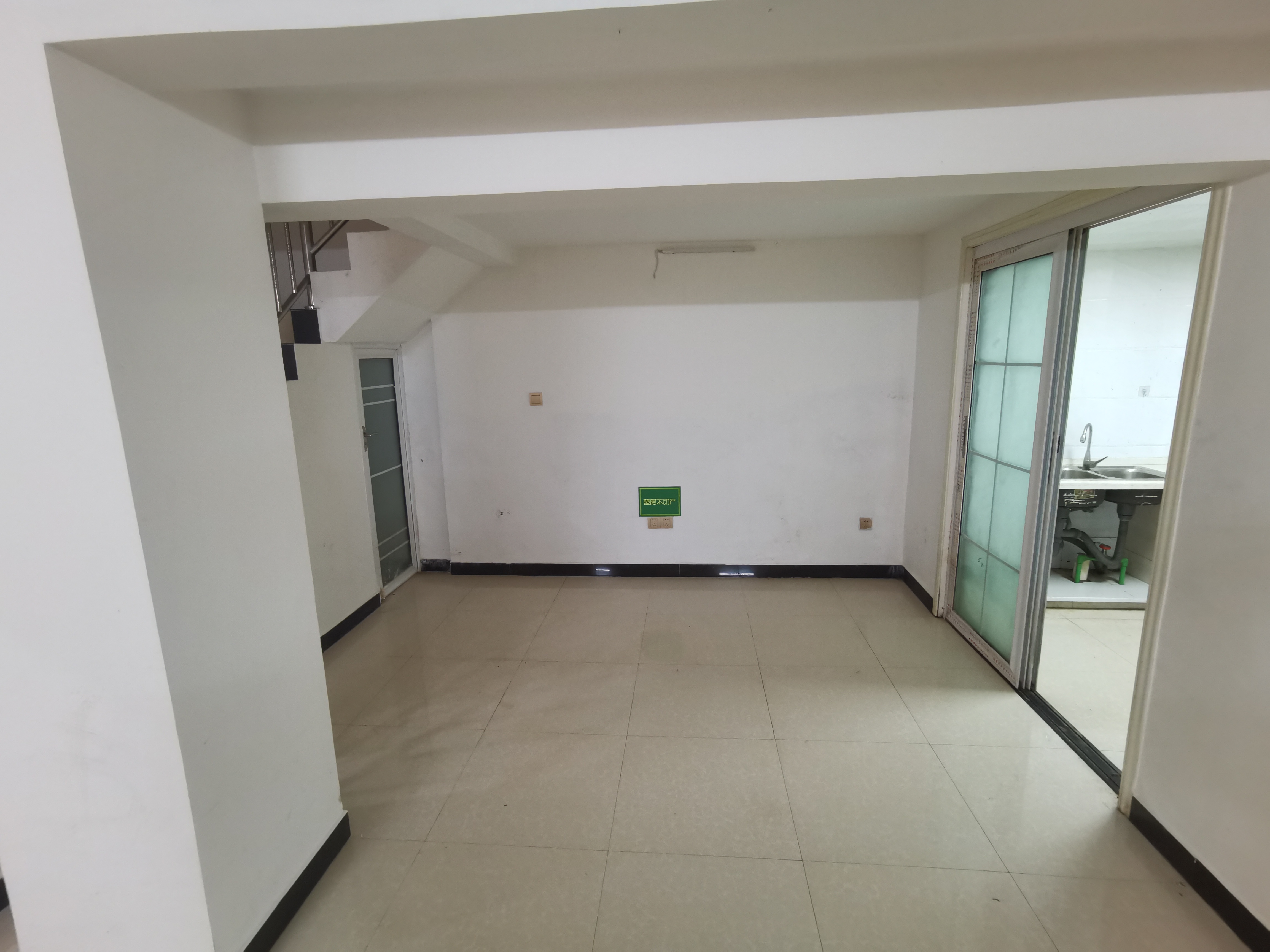 新城壹号二期门面出售成本价看房方便做卡小生意还是蛮到位滴