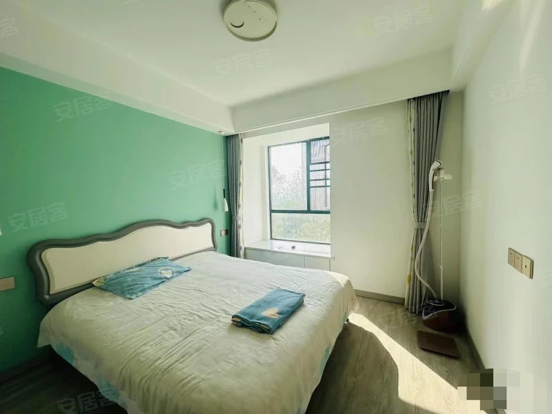 捡漏，新城壹号，电梯小洋房，7楼，总高11层​，精装小3房，装修99新，三开间朝南，证满二