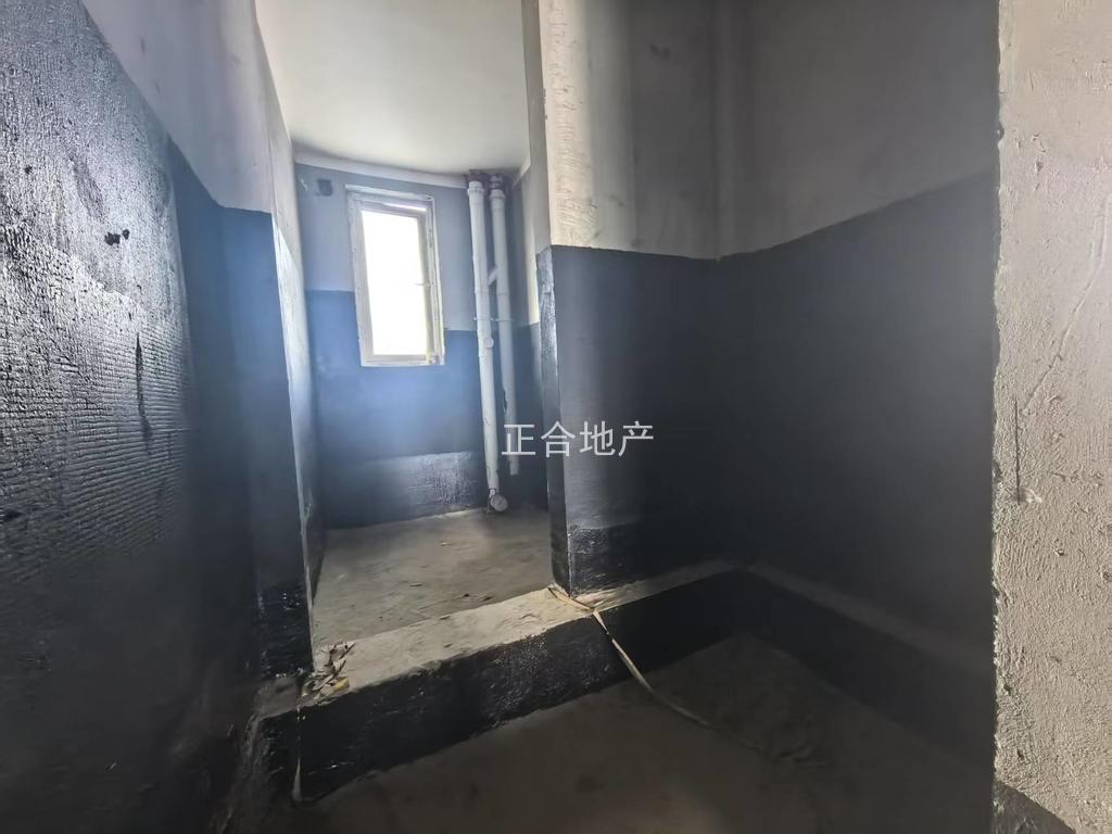 诚心出售，森林国际城，毛坯4室2厅2卫，电梯好楼层，证满二，采光视野好，