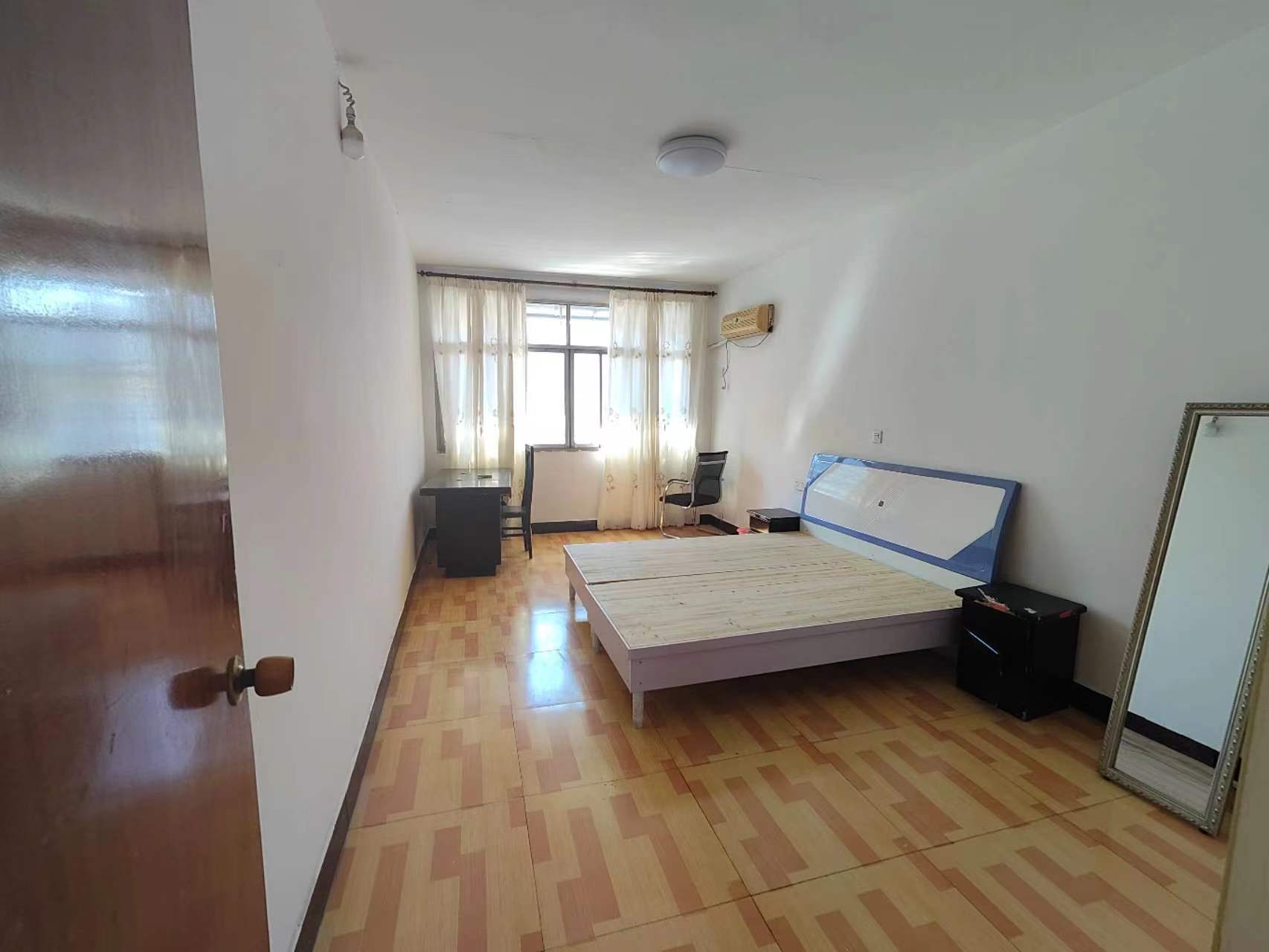 车站附近的一室一厅一厨一卫，出门就是菜场，沃尔玛，停车方便，可租半年