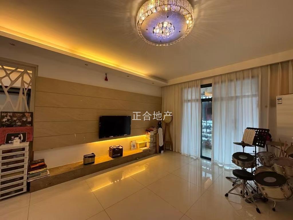 城南森林国际北苑对面，小高层，电梯7楼，​精装修三房，单价4100，捡漏