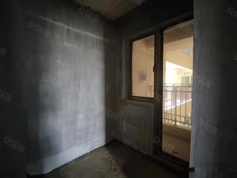 104，捡漏御湖世家，单价4000​，证件满二，户型方正，三开间朝南，视野采光无遮挡