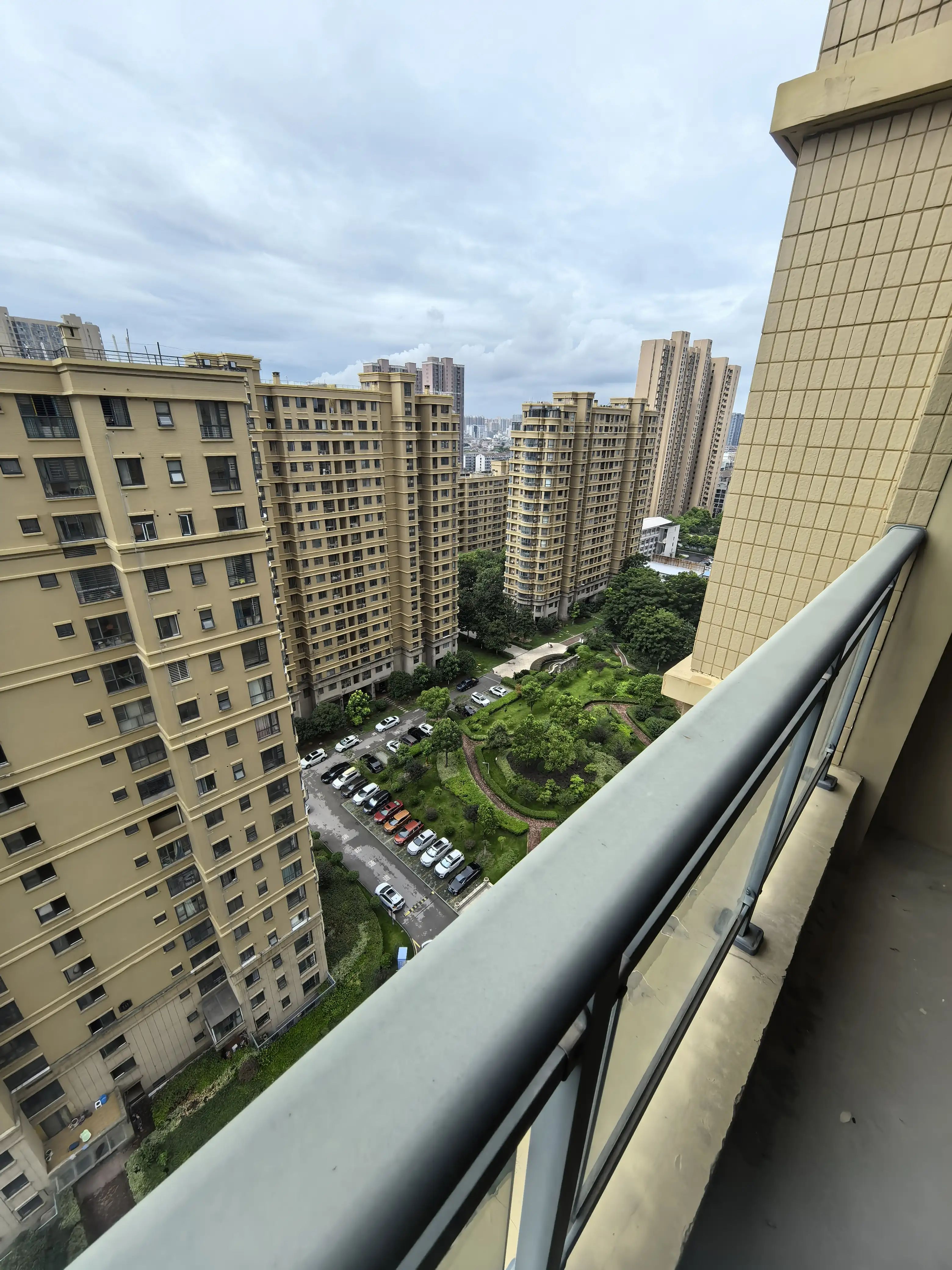 城东四中旁发财楼层经典大两房，刘潭公园旁边公园世家毛坯3400单价